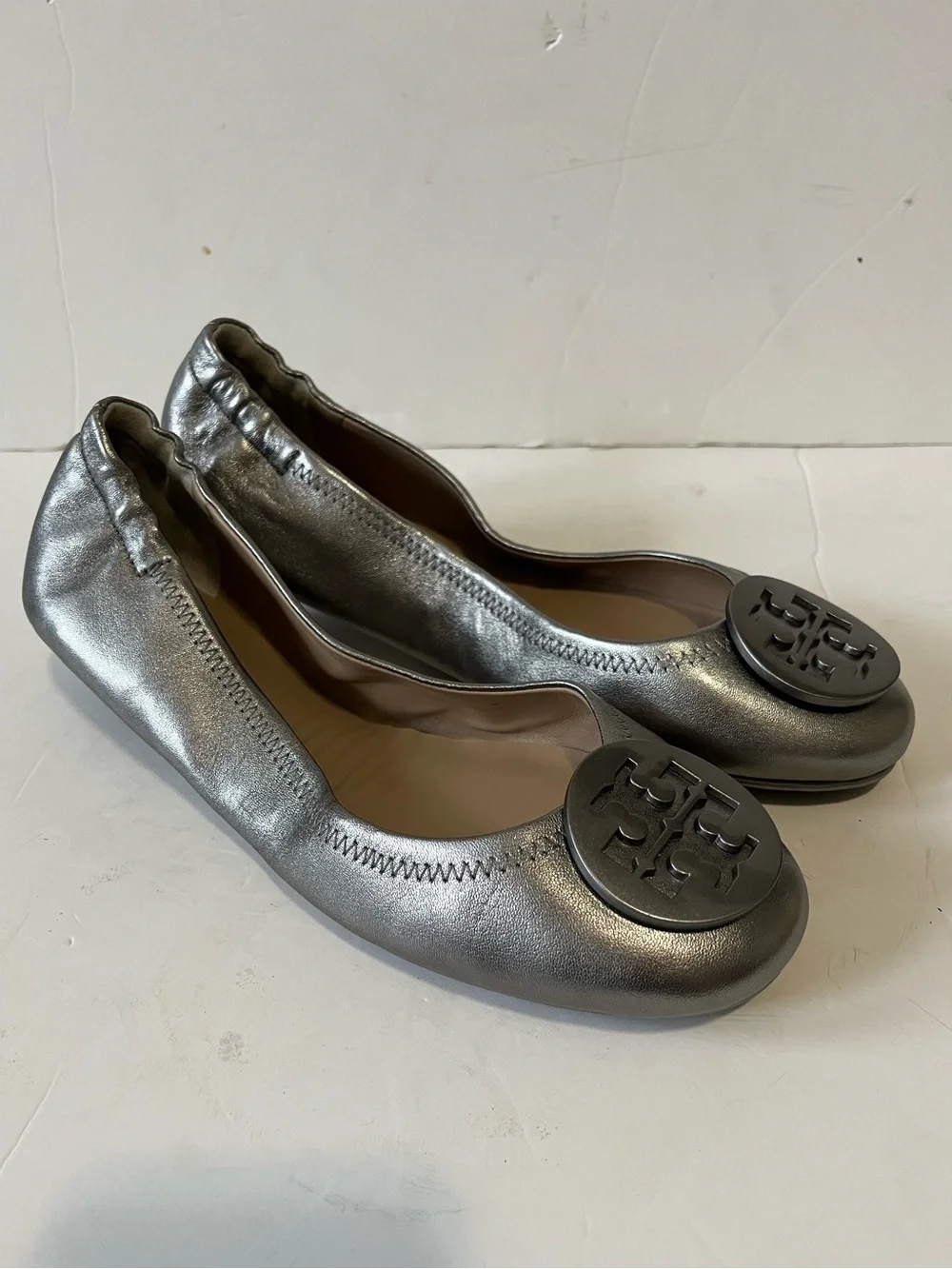 Tory Burch Silver Leather Logo Round-Toe Ballet Flats size 7.5M